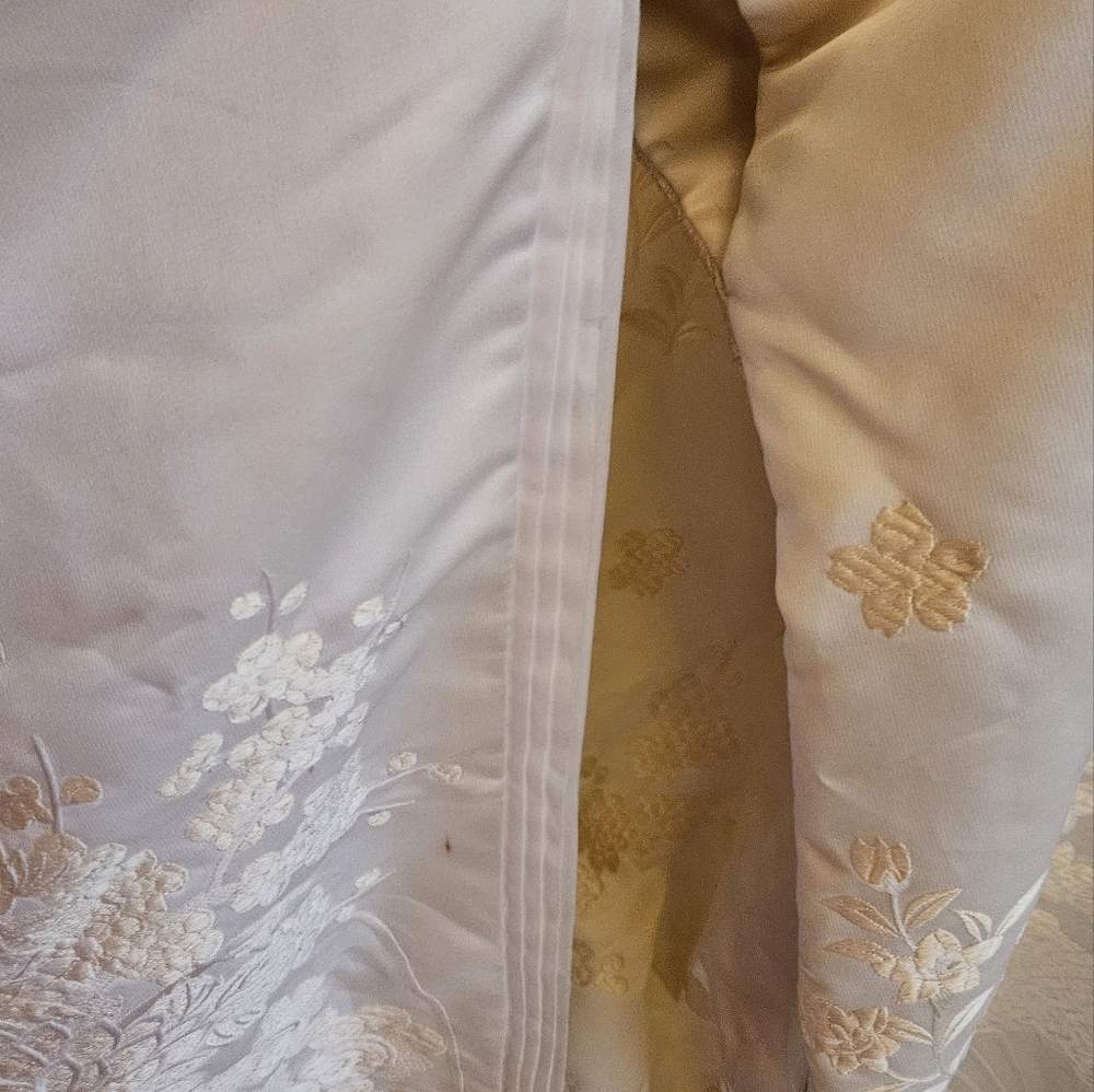 Authentic Japanese White Silk Embroidered Padded Women's Wedding Kimomo - Picture 6 of 15